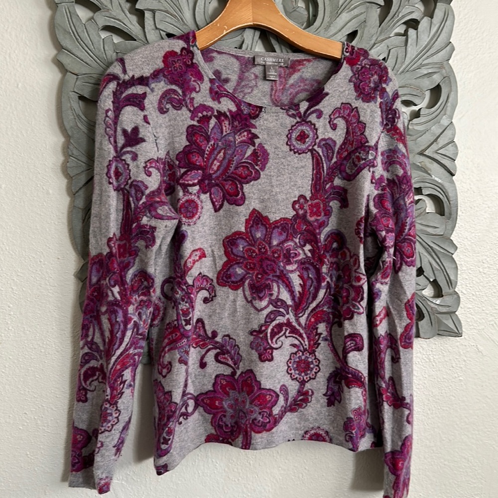 Beautiful cashmere sweater!! Warm your heart with this gorgeous sweater!!